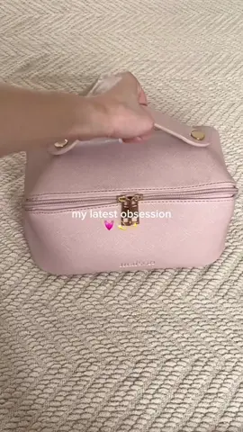 So obsessed with this makeup/cosmetics bag that has many compartments that can put your all your makeup in one bag! #fypシ゚viral #fyp #makeup #makeupbag #makeupessentials #cosmeticsbag #makeupkit #minimalist 