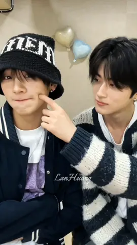 Sing Leo - cute moments ❤️❤️ (Weibo live 231121) #소디엑 #씽 #XODIAC #SING #麥駿昇 #LEO #리오 #麥麗素 #cute #otp #kpop #kpopfyp #foryou #fyp 
