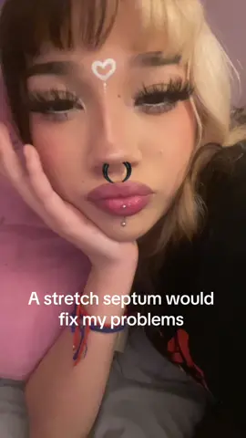 >_<