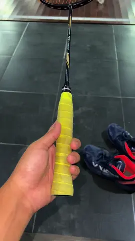 Bukan meletus lagi ini mah namanya tapi meremukk emm🥲😭 #raketbadminton #raketindonesia #badmintontiktok #badmintonfyp #storybadminton #raketbadminton #yonex 