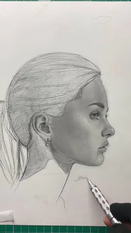 Desenhar perfil é um dos exercícios que mais gosto de praticar.  Te convido a se tornar um dos meus alunos, o link está na BIO.  #arte #desenho #drawing #realismo #hobby #terapia #art