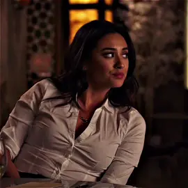 the outfit stays on. #prettylittleliars #pll #emilyfields #shaymitchell 