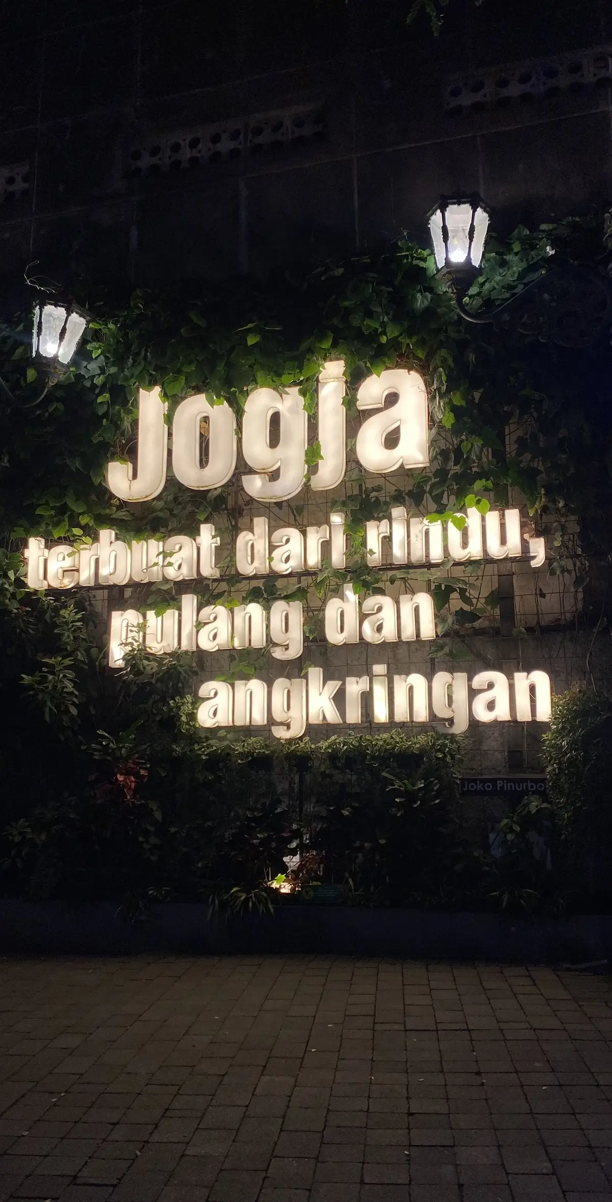 Aku jatuh cinta dengan jogja bahkan setiap sudutnya tapi aku tidak jatuh cinta dengan seseorang dijogja