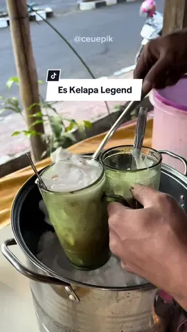 Jualan Sejak 2008 👏🏼 🔍 Es Kelapa Muda Pak Yayat/Oye ⏰ 08:00-17:00 WIB 📍 Jl. Nanggeleng - Cirahayu, Purwawinangun, Kec. Kuningan, Kabupaten Kuningan, Jawa Barat 45512 💰 7k ⭐️ 9/10 🗺️ Maps : Es Kelapa Muda Oye #ceuepik #bismillahhuapkeun #kulinerkuningan