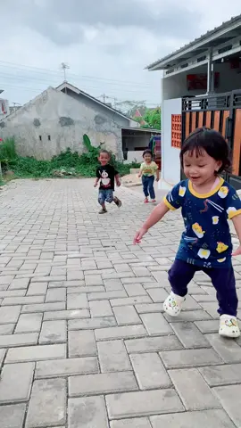 Lari larian di komplek rumah bersama 3 bocil😍🥰#anakmain #anaklari #vidioanakanak 