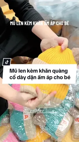 Set mũ len kèm khăn vẫn hot từ năm ngoái qua năm nay. Các bé đi đường phải đội mũ ấm rùi. Ba mẹ miền Bắc tham khảo nhaaa #mulenchobe #mulenkemkhan #mulongcuu #dososinh #hanhdecal #hanhdecal 