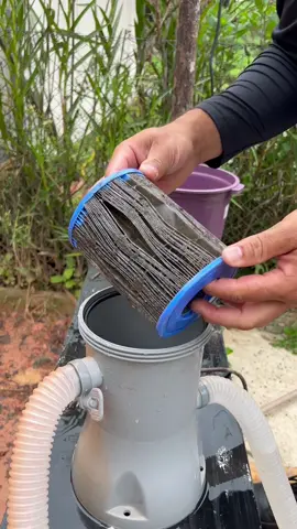Limpando o filtro da piscina de plástico #fy #piscinadeplastico #piscinadeplasticogrande #piscinamontavel #piscinabestway #piscinaestrutural #piscinaintex #mestredaspiscinas 