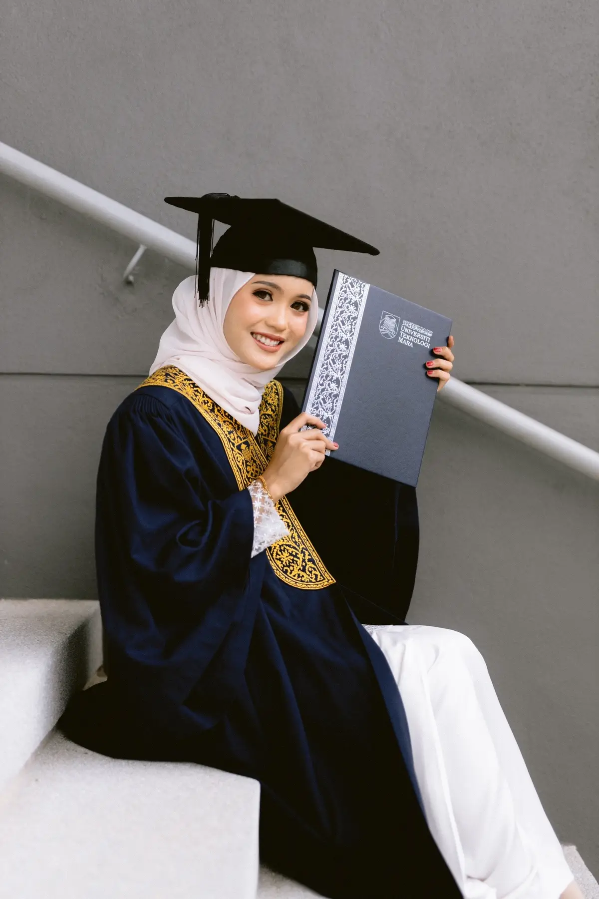 Its a sign for you to hire a personal photographer during your convocation day 🌸. Really worth it and tak menyesal!  📷 : @twoprconvo  #convocation #graduation #uitm #konvokesyenuitm98 