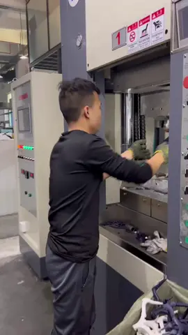 EVAサンダル生産の様子その2