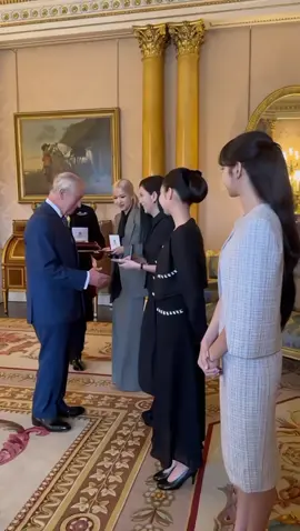 BLACKPINK sebagai Penerima Kehormatan Ordo Paling Unggul Kerajaan Inggris (MBEs) oleh Raja Charles III dari Inggris di Istana Buckingham Palace di London🫶 i'm so proud of you🥹🤍❤️ #blackpink #jisoo #jennie #rosé #lisa #fyp 