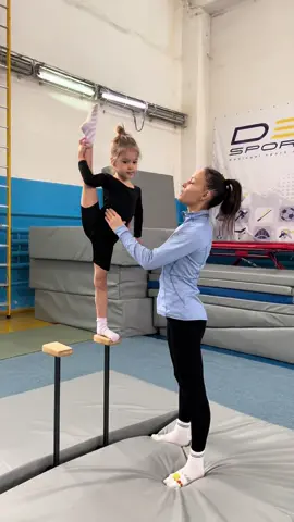 #handstand #circus #motherdaughter #acrobatics 
