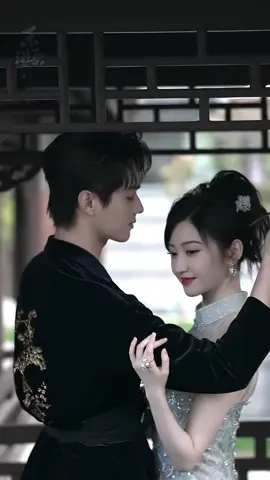 “Một couple bạn đu gần đây….”