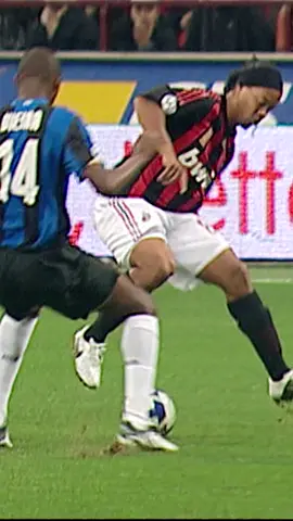 Just 15 seconds of pure magic 🇧🇷✨ #Ronaldinho #ACMilan #TikTokCalcio 
