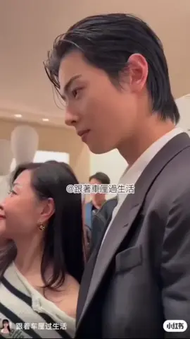 Hmmm sorry i just saw this video... i have this feeling that nunu’s avoiding the girl. and by the look at his eyes, he looks annoyed with the girl. But anyway nunu's cute reaction In his eyes hahaha..and please respect for eunwoo's space. #CHAEUNWOO #ASTRO #ASTRO_OFFICIAL @ASTRO 아스트로 @차은우 
