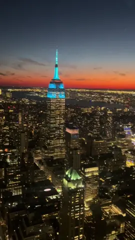 Craving breathtaking views? 🌇 Stand in awe at the Empire State Building, an architectural wonder offering stunning panoramas of New York City. This architectural gem was constructed with more than 10 million bricks and held the title of the world's tallest building for almost 40 years 😍#newyorkcity  #empirestatebuilding  #nycviews  🎥 @josse.de.weer