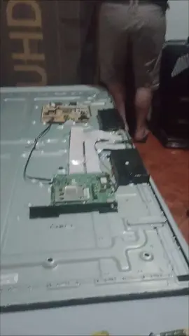 reparación de un televisor Samsung Un65Ru7100  daño en la fuente de poder debido a la variación de voltaje.##reparamos #televisores #servicio a domicilio 