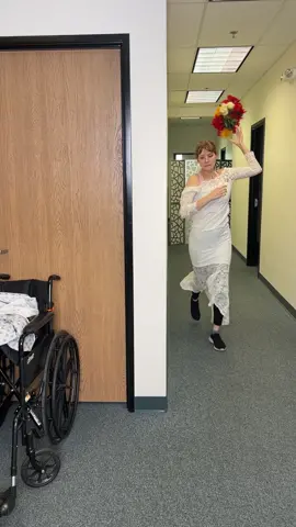 The bride disguised as a patient to escape from her groom!