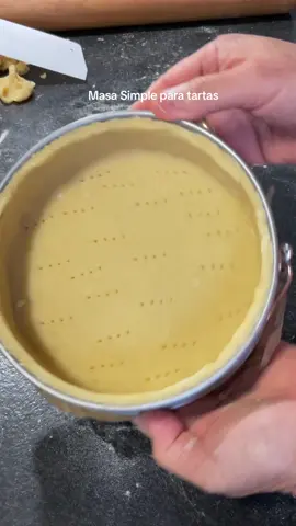 Base para Tarta con la Masa Sablé simple! Masa sablé, fácil y rápida para tus tartas  Ingredientes de la masa: 250 g harina 120 g azúcar  110 g mantequilla  1 huevo Ralladura de 1 limón  Mezclar todo, hasta tener una masa bien integrada, llevas al frio por media hora, luego Cortas lo que vas a usar y estirar. Forras el molde, llevas al congelador y cuando esta duro, sacas, rellenas y llevas directo al horno precalentado a 180°C por el tiempo que la receta de la tarta rellena requiera. Visita mi canal de YouTube para los videos Tutoriales de la Tarta, el enlace está en mi bio  Gracias👩🏻‍🍳❤️ #masa #sable #masaquebrada #basedetarta #tarta #tarte #sablee #recetafácil #recetassimples #EasyRecipe #easybaking #bakingtime #bakewithlove #BakeWithMe #horneaconmigo #simplerecipes #foryou #parati #paratodos 