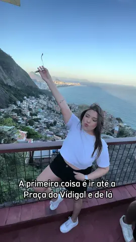 COMO É SUBIR O MORRO DO VIDIGAL NO RJ? 😍 Eu sempre tive MUITA vontade de conhecer o Morro do Vidigal, mas assim como a maioria, sempre tive um pouco de receio 👏👏 Mas como sou apaixonada no RJ, resolvi vencer meu medinho e ir e foi a MELHOR coisa que eu fiz… virou meu lugar queridinho no Rioo 😍😍 Como funciona? 👇 ✅ Pra subir, você precisa pegar um Uber até a Praça do Vidigal, e chegando lá você tem duas opções: subir de VAN ou de MOTOTÁXI (que foi a opção que eu escolhi e recomendo), e não tem erro… você chegando, já vai ver as Motos e é só avisar os meninos que quer subir pra ir nos Bares ❗️OBS: dependendo do horário que vc for, pode estar cheio de moradores querendo subir, e a prioridade é deles… então pode ser que você tenha que esperar um pouco rs  ✔️ Chegando lá em cima, eles já te deixam na cara do gol (tem que andar poucos metros), e você escolhe o Bar que você vai. São três principais: O MIrante do Arvrão, o Bar da Laje e Alto Vidigal se não me engano Você escolhe um desses, e vai ser feliz!  ✅Eu escolhi o @mirantedoarvrao e normalmente, pode entrar normal e só paga o que consumir. Mas, no dia que eu fui (era um feriado) estava tendo uma Festa e tinha que comprar Ingresso pra entrar (custou 💰R$38)  🍺Eu esqueci de filmar, mas pedi uma Porção de Fritas (💰R$35) e Porção de Pastéis (💰R$49) e a Cerveja Long Neck (💰R$16) e pegando o balde saia mais barato  🚙Pra desce o Morro, você precisa pegar as Vans que ficam bem em frente a rua dos bares já… é só sair e entrar na Van, não tem erro! (Eu não se se da pra descer de moto, não vi nenhuma lá em cima quando fui embora)  Se você for ao RJ, inclua esse Passeio na sua lista pq é IMPERDÍVEL, e pra quem preferir, tem várias agências que fazem um Tour Guiado pela Comunidade (quero fazer na próxima vez que eu for hehe) 🤩🤩 📍Morro do Vidigal - Rio de Janeiro
