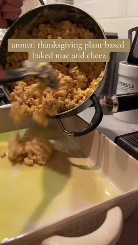 happy thanksgiving eve 🦃 🧡 #plantbasedrecipe #veganthanksgiving #vegancomfortfood #veganmacandcheese 