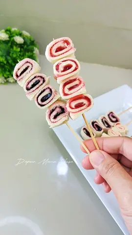 yang cari ide jualan sat set anti ribet.. yuk cobain jajanan satu ini 😍😍 bahan-bahan : roti tawar beragam selai untuk cara buatnya silakan tonton video nya 🙏 #jajananunik #fypシ #fypシ゚viral #resepsimple #jajanantiktok #idejualan #cemilanenak #olahanrotitawar #cuma2bahan #dapoermamashesa 