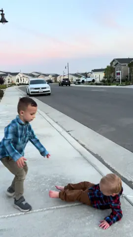 Was there ever a better big brother?? 🫶🏻🥹😭🩵 #motherhood #boymom #californialiving #thanksandgiving #thanksgivingdinner #november #grinch #californiamom  