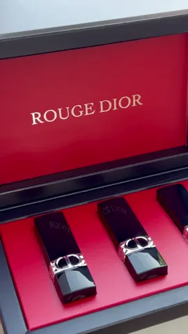 Mini Rouge Dior Discovery Lipstick Set 😍✨🎄 Un set de maquillaje de edición limitada que incluye tres lápices labiales Rouge Dior en miniatura en los tonos 999, 100 Nude Look y 720 Icone!✨ #dior #maquillaje #diorrouge #makeup #rougedior #trending #makeupaddict #lipstick #sephorachristmas 