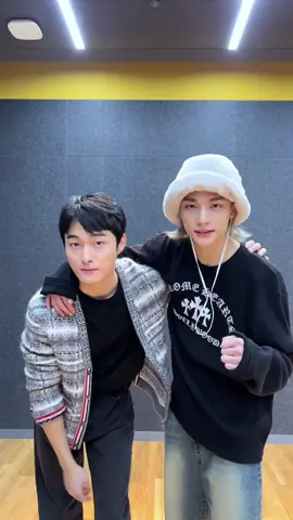 #현진 의 #락챌린지 #LALALALA_Challenge 🤘 w/ #윤찬영 #YOONCHANYOUNG 님!📺 #StrayKids #스트레이키즈 #Hyunjin #樂_STAR #ROCK_STAR #락 #樂 #LALALALA #YouMakeStrayKidsStay #NewMusic 