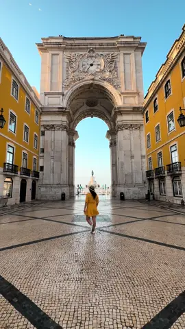 Arco da Rua Augusta is one of the symbols of Lisbon 💫 it is a triumphal arch built to commemorate the reconstruction of Lisbon after the Great 1755 earthquake 🌎 did you know this? ✨🙌 #lisbon #lisbonportugal #portugal #travel #tiktoktravel #traveldiaries 