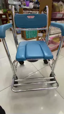 Ghế Bô Vệ Sinh Lucass GX-200 Khung Nhôm Cao Cấp - Có Đệm, Bánh Xe, Chỗ Gác Chân ☘ Ghế bô vệ sinh Lucass GX-200 còn có thể dùng như 1 chiếc xe lăn đơn giản giúp người già phòng chống té ngã do trơn trượt trong nhà vệ sinh hoặc dùng để chăm sóc người bệnh bị gãy xương, tai biến hay những bệnh khác đi lại yên tâm và đảm bảo an toàn hơn.Người già và người cao tuổi thường đi lại rất khó khăn đặc biệt là trong vấn đề đi vệ sinh một mình mà trong gia đình sử dụng bồn vệ sinh nằm bệt hoặc khu vệ sinh không thuận tiện dẫn đến việc đứng lên ngồi xuống vất vả có thể gây choáng váng, té ngã hoặc nặng hơn là có thể bị chấn thương. Vì vậy việc có một chiếc ghế bô vệ sinh cho người già là hoàn toàn nên làm, điều này sẽ giúp các cụ đi vệ sinh thuận tiện bất cứ lúc nào. Ghế bô vệ sinh Lucass GX-200 còn có thể dùng như 1 chiếc xe lăn đẩy đơn giản giúp người già phòng chống té ngã do trơn trượt trong nhà vệ sinh hoặc dùng để chăm sóc người bệnh bị gãy xương, tai biến hay những bệnh khác đi lại yên tâm và đảm bảo an toàn hơn. #ghebolucass 