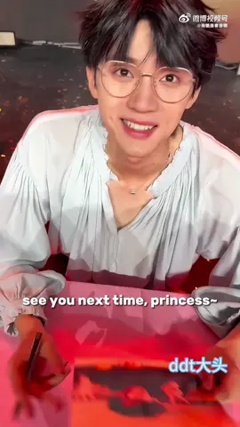 hUHUHU KENAPA DIA GEMES BGT 😭😭 aku kalo jadi mbanya uda menyatu sama lantai kali #zhouyiran #zhouyiran周翊然 #chineseactor #wheniflytowardsyou #fyp #fypシ #xyzbca #foryou 