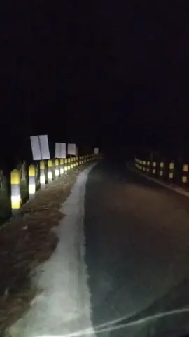 lewat pinggir kuburan Jati, di tengah hutan. malam Jum'at, naik motor sendiri.