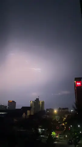 Petir menyambar kota makassar. . . . #fyp #makassar #makassarinfo #petir #hujanmakassar #badaimakassar 