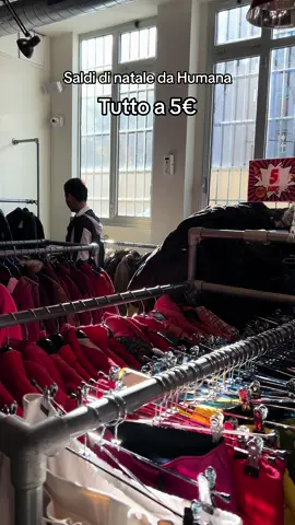 Tutto a 5€ da Humana e 2,50€ da Humana vintage Correte raga io preso 3 giacche stupende 😂 #milano #humanavintageitalia @humanavintagemilano3 @HumanaVintageItalia #thriftedfashion #pop84 #pop84vintage #mercatinodellusato #milanovintageshopping #vintagehaulfinds #winterfashion 
