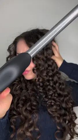 Let‘s curl my hair with the smallest curler I own #hairtok #hairhowto #curl #curlyhair #heatprotectant #dudushair #hairtutorial #hair #curlyhaircheck 