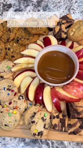 Charcuterie pros.. how do i keep tbe apples from browning ?  #charcuterie #charcuterieboard #thanksgiving #dessert 