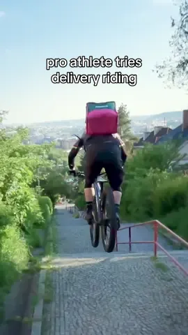 hopefully you didn't order any soup 🫣 #delivery #mountainbike #tomasslavik 