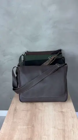 Impossível escolher uma favorita 🤤  Já conhece nossa seleção de Pastas Carteiro? Temos modelos em lona, material sintético e jeans, em diversos tamanhos, formatos e cores! Acessa nosso site pra escolher a sua, link na BIO!  #moda #fashion #blackfriday #mensfashion 
