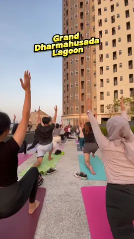 Sudah weekend aja,, yg mau ikut kelas  yoga di Apartemen BUMN yukk gabung sini,, sunsetnya juga ciamik lhoh 😍🥰 #apartment #apartemen #granddharmahusadalagoon #gdl #koncoyogasurabaya #koncoyoga #fasilitasapartemen #infinitypool #gym #sunset #surabaya 