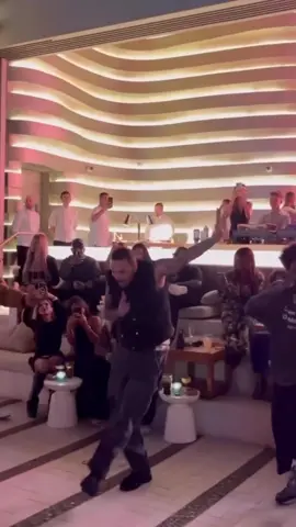 Sensacional Dubai ❤️❤️ breeeeeeeeeezy e sua equipe a se divertir festa particular com amigos ❤️ . . . . . #noitequente #equipebreezy #formula1 #cbreezy #cb #dubai🇦🇪 #teambreezy #chrisbrownbrasil #chrisbrownofficial #sensasional #chrisbrown #xbcyza #fy #chrisbrowndance #davido 