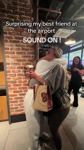 I think the entire airport heard her scream #airportsuprise #suprisingmybestfriend #emotionalreunion 