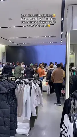 Kızlar sizce bu sıra beklenir mi?🥲 En az 1,5 saatte gelicek bir kasa sırası🙄#blackfriday2023🛍️ #zara #zaraindirim #blackfriday #zarablackfriday #zaraindirimi #karacuma #indirimler #keşfetteyizzz #beniöneçıkart #suryapıavmbursa #fypシ @ZARA 