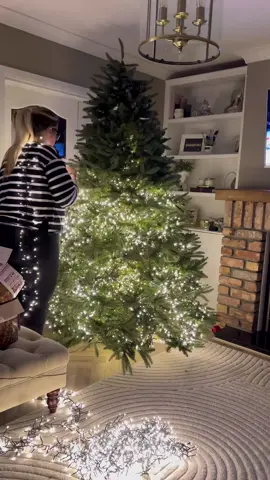 #christmastree #christmastrees #christmastreelighthack #christmastreelights 