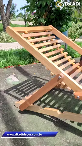 Cadeira Espreguiçadeira de Madeira e fios de aço. Desfrute de versatilidade e sustentabilidade com nossa espreguiçadeira de madeira de reflorestamento. Adaptável para três posições: cadeira, para momentos de lazer; espreguiçadeira, ideal para relaxar com um livro; e cama, para um descanso pleno ao ar livre. Cada configuração maximiza seu conforto em qualquer cenário. Suporta até 120kg. #cadeiradepraia #cadeirademadeiradobravel #espreguiçadeira #espreguiçadeirademadeira #espreguiçadeiradepiscina #espreguiçadeirademadeiradobravel