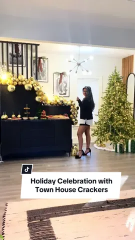 #ad Kickstarting the holiday celebrations with the help of Town House Crackers! 🥰 We love some festive decor combined with some yummy snacks! 🤤 #holidaydecor #holidayreveal #christmasdecor 