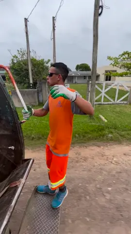 Extreme garbage collector! 🚛 (IG🎥: @foguetinho_051)  #EXTREME #UNREEL #garbageman #funjobs #oddjobs #skit 
