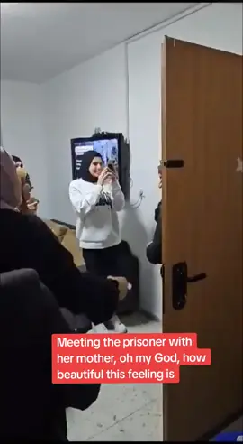 Meeting the prisoner with her mother, oh my God, how beautiful this feeling is @كابتن ميوز 11 @كابتن ميوز 11 #fyp #fy #fypシ  الأسرى في فلسطين 