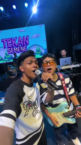 Aftershine concert in Blitar.Thank you📱my phone🫰 @AFTERSHINE OFFICIAL #aftershinekonser #afrershine #aftershineofficial#blitar #stadionaryosrengat #hasanaftershine #aftershineiklas #konsermusik 