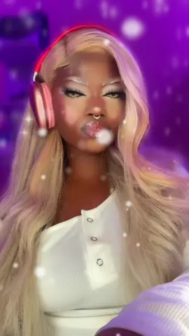 🥴🥴🥴🥴 #transitions #graphicmakeup #makeup #christmas 