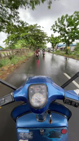 Pulang kerja, hujan, lalu menikmati teh panas didepan teras. Syahdu bukan? #vespa #vespaklasik #hujan 